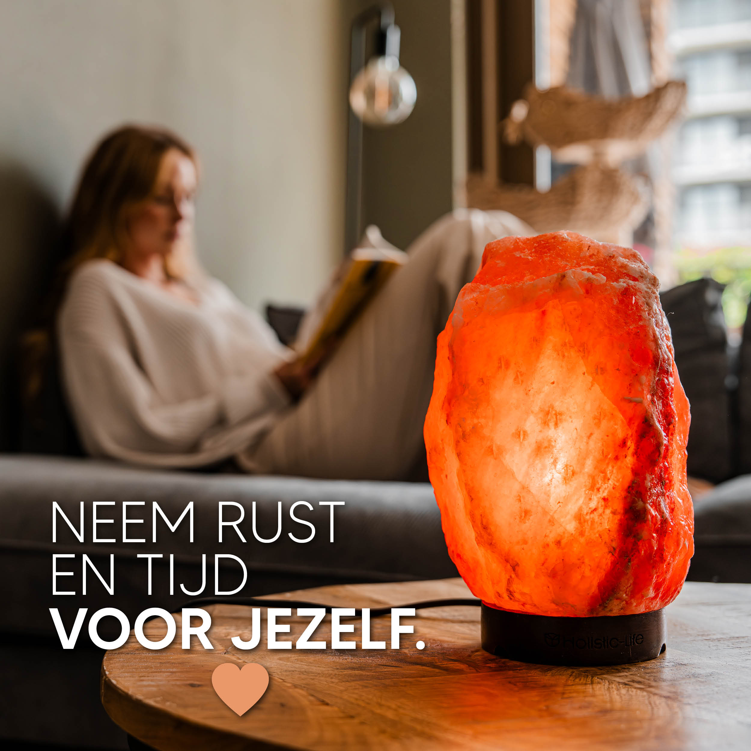 Himalaya zoutlamp neem rust en tijd voor jezelf in woonkamer.