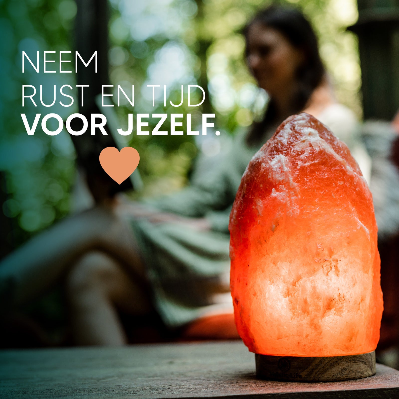 Compacte Himalaya zoutlamp, ideaal voor kleine ruimtes.